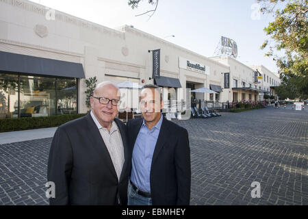 Los Angeles, California, USA. Decimo Nov, 2014. Wally segna, sinistro di Walter segna immobiliare e Steven Rose di Culver City Camera di commercio, in Helms. © Ringo Chiu/ZUMA filo/Alamy Live News Foto Stock