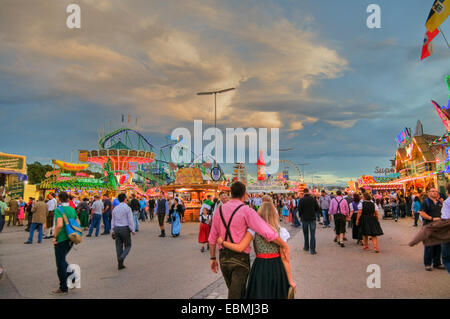 Giostre e ai visitatori l'Oktoberfest a Monaco di Baviera, Baviera, Baviera, Germania Foto Stock