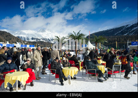 La gente sul lago ghiacciato di St. Moritz, White Turf corse di cavalli 2013, San Moritz Engadin, Grigioni, Svizzera Foto Stock