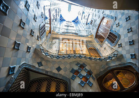 Scala, Casa Batlló, progettato dall'architetto Antoni Gaudi, Barcellona, in Catalogna, Spagna Foto Stock