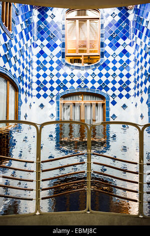 Scala, Casa Batlló, progettato dall'architetto Antoni Gaudi, Barcellona, in Catalogna, Spagna Foto Stock