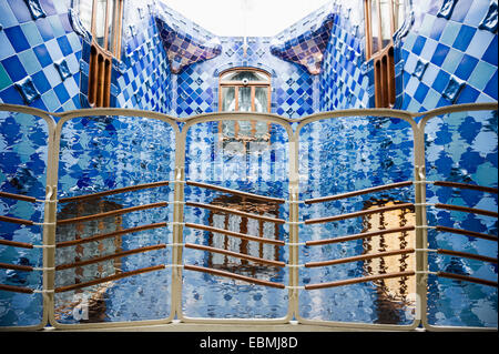 Scala, Casa Batlló, progettato dall'architetto Antoni Gaudi, Barcellona, in Catalogna, Spagna Foto Stock