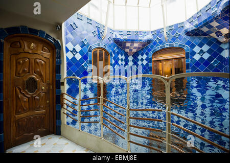 Scala, Casa Batlló, desgiend dall architetto Antoni Gaudi, Barcellona, in Catalogna, Spagna Foto Stock