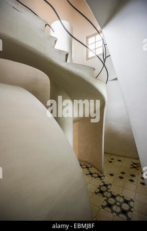 Scala, Casa Batlló, progettato dall'architetto Antoni Gaudi, Barcellona, in Catalogna, Spagna Foto Stock