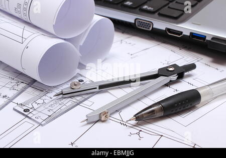 Rotoli di schemi elettrici, disegni di costruzione della casa, accessori per disegno e laptop, disegni e accessori per t Foto Stock