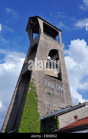 Torre di albero del Klenzeschachtes miniera di carbone, costruito nel 1936, è oggi un punto di riferimento di Hausham, Hausham, Alta Baviera, Baviera Foto Stock