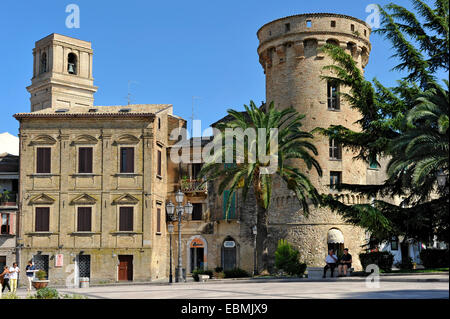 Il campanile della chiesa di Maria Santissima del Carmine, Torre di difesa Torre di Bassano, xv secolo, Piazza G Rossetti Foto Stock