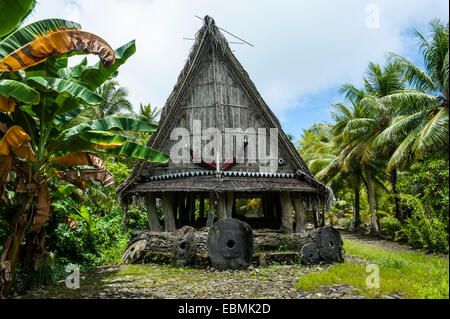 Casa Tradizionale con la pietra di denaro di fronte, Yap Island, Isole Caroline, Stati Federati di Micronesia Foto Stock
