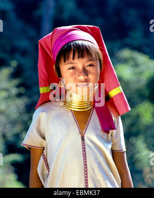 La ragazza del Padaung tribù di montagna, noto anche come le donne giraffa, indossando gli anelli dei collari, provincia di Chiang Rai, la Thailandia del Nord Foto Stock