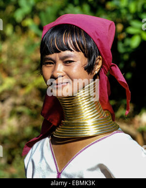 A collo lungo donna Padaung tribù di montagna, noto anche come le donne giraffa, indossando gli anelli dei collari, provincia di Chiang Rai Foto Stock