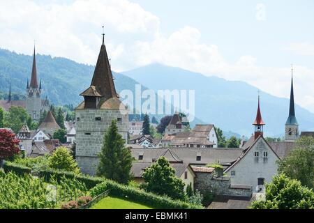 La città con la Torre di Polvere e St Oswald è la Chiesa, Chiesa di San Michele a retro, Zugo, cantone di Zug, Svizzera Foto Stock