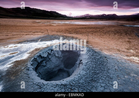 Solfatare, fumarole, fango pentole, piscine di fango, zolfo e altri minerali, atmosfera serale, ad alta temperatura o area geotermica di Foto Stock