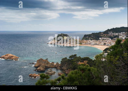 La città con la spiaggia di sabbia vicino al mare, Tossa de Mar, Costa Brava Catalogna Foto Stock