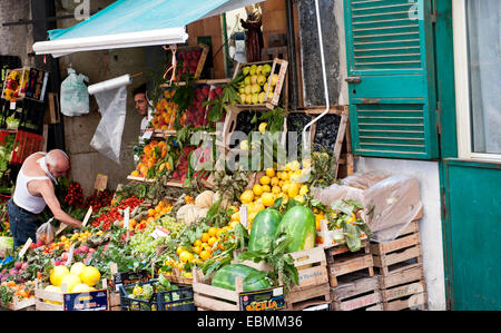 La frutta e la verdura in negozio Quartieri Spagnoli, Quartieri Spagnoli, Napoli, campania, Italy Foto Stock