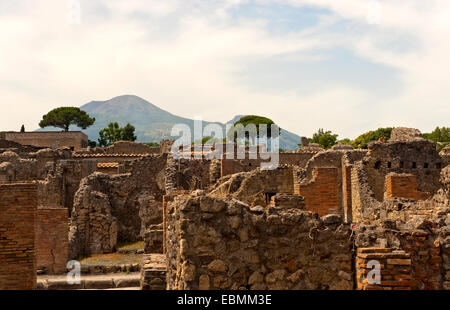 Rovine di Pompei di fronte al Monte Vesuvio, Pompei, Campania, Italia Foto Stock