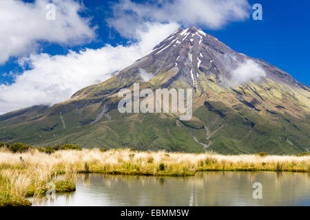 Lago di montagna con il Mount Taranaki vulcano, gamma Pouakai, Egmont National Park, Taranaki Regione, Nuova Zelanda Foto Stock