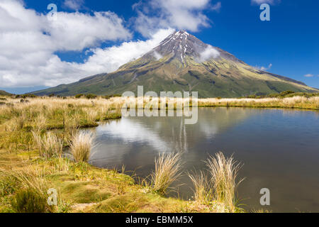 Lago di montagna con il Mount Taranaki vulcano, gamma Pouakai, Egmont National Park, Taranaki Regione, Nuova Zelanda Foto Stock