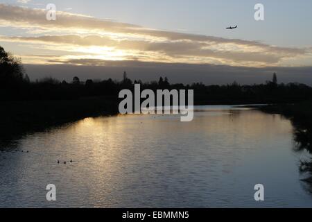 Giubileo River, Berkshire, Regno Unito. Il 3° dicembre 2014. Regno Unito meteo. Il sole sorge sopra il fiume giubilare a Datchet. Il fiume è un uomo fatto Soccorso alluvione progettato per deviare l'acqua dal Tamigi per arrestare e Maidenhead Windsor da inondazioni. Credito: Ed Brown/Alamy Live News Foto Stock