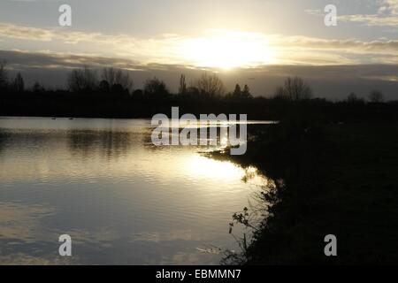 Giubileo River, Berkshire, Regno Unito. Il 3° dicembre 2014. Regno Unito meteo. Il sole sorge sopra il fiume giubilare a Datchet. Il fiume è un uomo fatto Soccorso alluvione progettato per deviare l'acqua dal Tamigi per arrestare e Maidenhead Windsor da inondazioni. Credito: Ed Brown/Alamy Live News Foto Stock