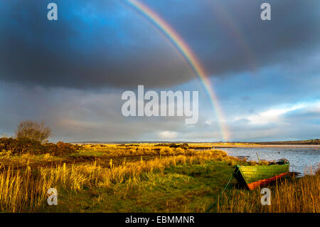 Ardara, County Donegal, Irlanda. 3 dicembre, 2014. Mattina rainbow appare come aria di tempesta. Credito: Richard Wayman/Alamy Live News Foto Stock