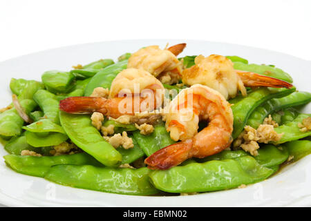 Stir-piselli fritto con i gamberi su una piastra. Foto Stock