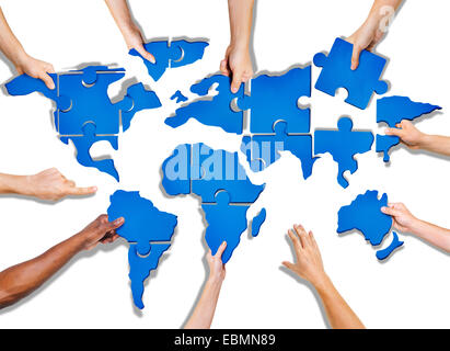 Gruppo di Mani Jigasw Puzzle mondo di formatura Foto Stock