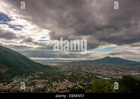 Il Vesuvio visto da una distanza. Foto Stock