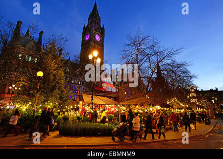 Mercatino di Natale di fronte al Municipio, in piazza Albert, Manchester, Inghilterra.
