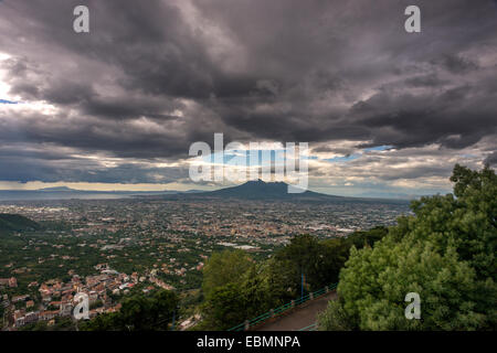 Il Vesuvio visto da una distanza. Foto Stock