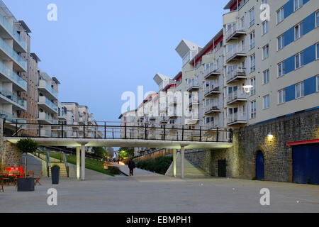 Bristol, Inghilterra - Ottobre 31st, 2014: dalla zona pedonale del millennio Promenade , foderato con appartamenti, Canon di Marsh, Bristol Foto Stock