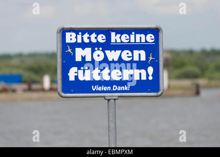 Segno "Bitte keine Möwen füttern " o " si prega di non alimentare i gabbiani,' Eidersperrwerk, Schleswig-Holstein, Germania Foto Stock