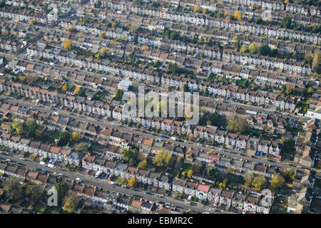 Una veduta aerea di suburbana alloggiamento terrazzati a Ilford, Greater London Foto Stock