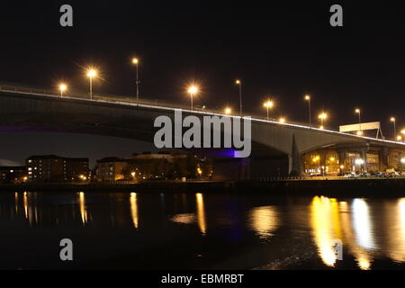 Kingston Bridge M8 sul fiume Clyde di notte Glasgow Scozia Dicembre 2014 Foto Stock