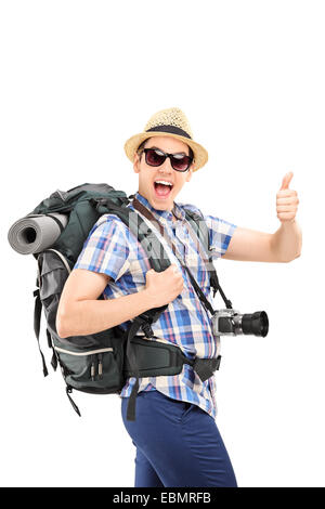 Giovane maschio tourist dando un pollice in alto isolato su sfondo bianco Foto Stock