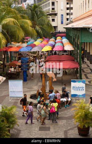 Maurizio, Port Louis, Caudon Waterfront, i visitatori a fontana sottostante colorati ombrelli di ombreggiatura Foto Stock