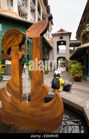 Maurizio, Port Louis, Caudon Waterfront, pesce fontana di scultura tra negozi Foto Stock