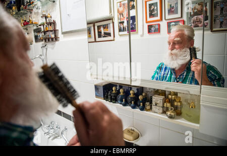 Berlino, Germania. 02Dec, 2014. Peter Georgi (72) spazzole la sua barba a Berlino, Germania, 02 dicembre 2014. Per tredici anni Georgi era il Santa Claus presso il Kaufhaus des Westen (KaDeWe) department store. Il KaDeWe la separazione dal loro lungo tempo Santa Claus è motivo di indignazione. Foto: Lukas Schulze/dpa/Alamy Live News Foto Stock