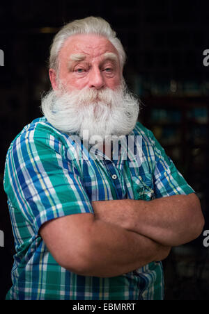 Berlino, Germania. 02Dec, 2014. Peter Georgi (72) fotografata a Berlino, Germania, 02 dicembre 2014. Per tredici anni Georgi era il Santa Claus presso il Kaufhaus des Westen (KaDeWe) department store. Il KaDeWe la separazione dal loro lungo tempo Santa Claus è motivo di indignazione. Foto: Lukas Schulze/dpa/Alamy Live News Foto Stock