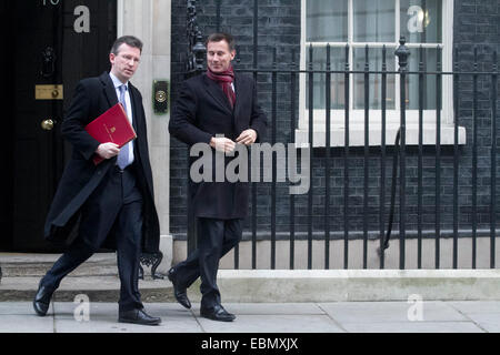 Westminster, Londra, Regno Unito. Il 3° dicembre 2014. Il procuratore generale Jeremy Wright (sinistra) e Segretario della salute Jeremy Hunt destra) lasciare 10 Downing Street dopo un armadio briefing prima il Cancelliere george Osborne offre la sua dichiarazione d'autunno Credito: amer ghazzal/Alamy Live News Foto Stock