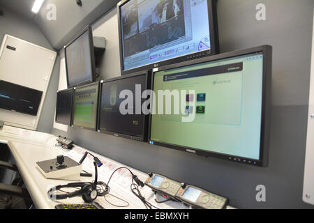 Gibilterra. 3 dicembre, 2014. Nella foto la sala di controllo strutture entro il mobile di comando Unità di supporto whihc ha la capacità di collegare tutte le agenzie da terra. Il governo di Gibilterra il Ministro Steven Linares oggi consegnato ufficialmente al direttore dell'emergenza piano di contingenza unità, Leslie Edmonds le chiavi del acquisite di recente inter-agenzia il comando Unità di supporto veicolo a una reale della polizia di Gibilterra Rosia composto a Gibilterra. Credito: Stephen Ignacio/Alamy Live News Foto Stock