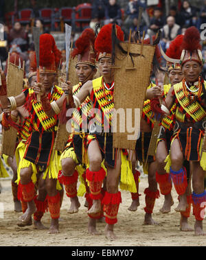 Il Nagaland, India è lo stato del Nagaland. 3 Dic 2014. Naga tribesmen in il soldato attires partecipare al festival di Hornbill celebrazione in Kohima, capitale dell India è lo stato del Nagaland, Dicembre 3, 2014. I dieci giorni di festival lungo il nome dopo la hornbill uccello è uno dei più grandi festival che mette in mostra la ricca tradizione e il patrimonio culturale degli indigeni Nagas dell India del nord-est. © Stringer/Xinhua/Alamy Live News Foto Stock