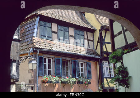 Vecchie case visto attraverso un arco, Francia, Alsazia, Riquewihr Foto Stock