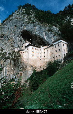 Storica grotta castello; Predjamski grad, Slovenia, Julische Alpen Foto Stock