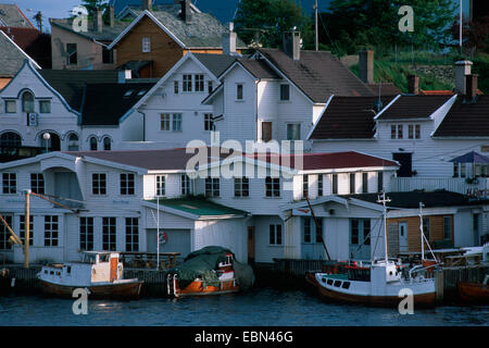 Framehouses tradizionale in porto, Norvegia, Haugesund Foto Stock