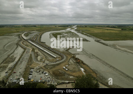 Vista dal Mont Saint-Michel al sito in costruzione renaturate baia, Francia Normandia Foto Stock