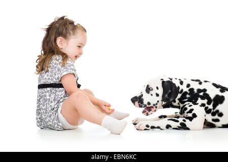 Kid girl riproduzione di cucciolo di cane Foto Stock