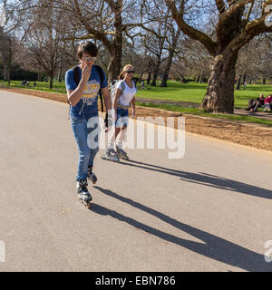 Due giovani di palettatura del rullo in Hyde Park, London, England, Regno Unito Foto Stock