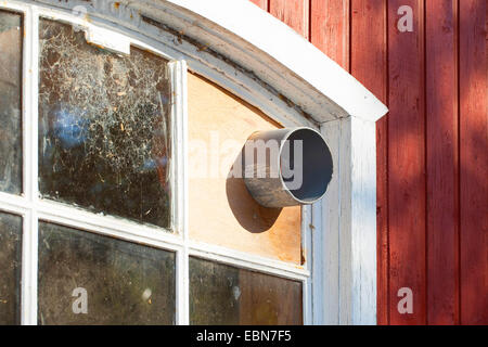 In una finestra incorporata nel tubo, tubo come una apertura all'interno di un capannone, cavità cave come nascondigli, accesso per animali, Germania Foto Stock
