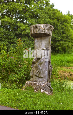 Il tedesco fiaba "Frog Prince' scolpito nel tronco di albero , Germania, Meclemburgo-Pomerania, Ueckermuende Foto Stock