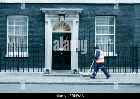 Londra, Regno Unito. 3 dicembre, 2014. Un detergente da Westminster consiglio spazza le foglie al di fuori 10 Downing Street London Credit: amer ghazzal/Alamy Live News Foto Stock